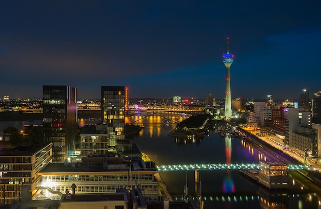 Dusseldorf Medienhafen en la noche Alemania