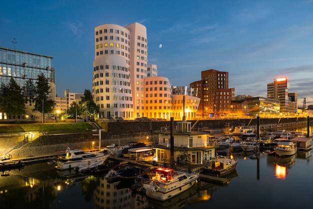 Düsseldorf medienhafen en la noche