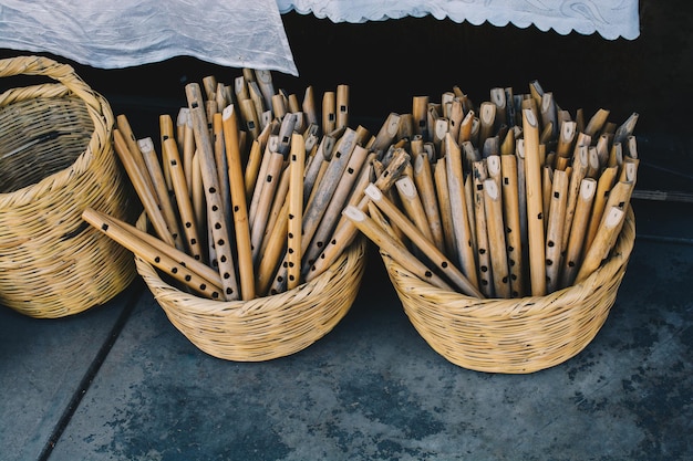 Dutzende von handgefertigten Holzflöten sind ausgestellt