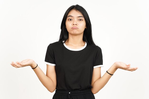 Dúvida confusa não sei o gesto da bela mulher asiática isolado no fundo branco