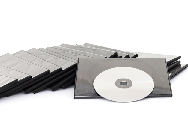 DVD-Kasten mit Diskette auf weißem Hintergrund