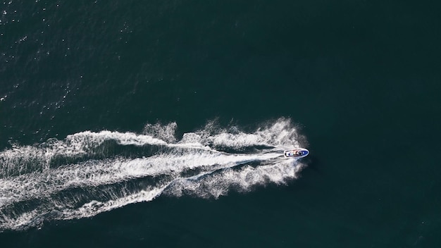 Dynamische Luftaufnahme des Wasserscooters oder persönlichen Wasserfahrzeugs oder Skijets, der durch die Meereswellen rast