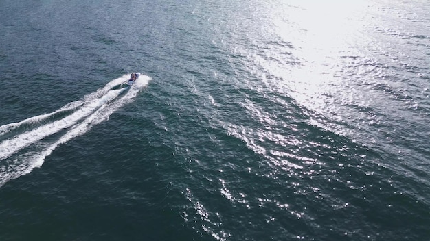 Dynamische Luftaufnahme des Wasserscooters oder persönlichen Wasserfahrzeugs oder Skijets, der durch die Meereswellen rast