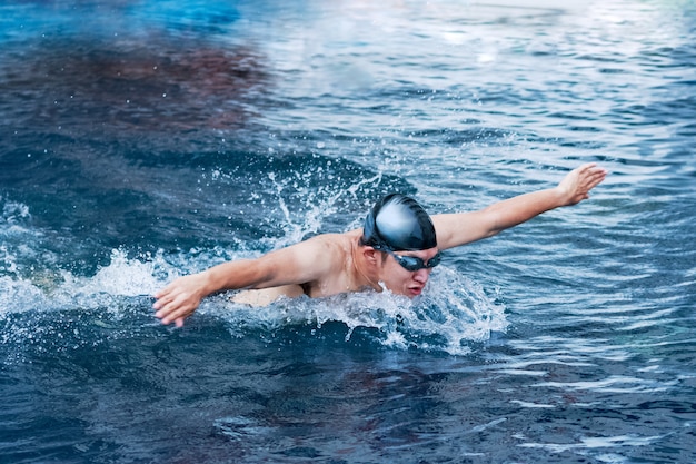 Dynamische und Schwimmeratmung, die den Schmetterlingsanschlag durchführt