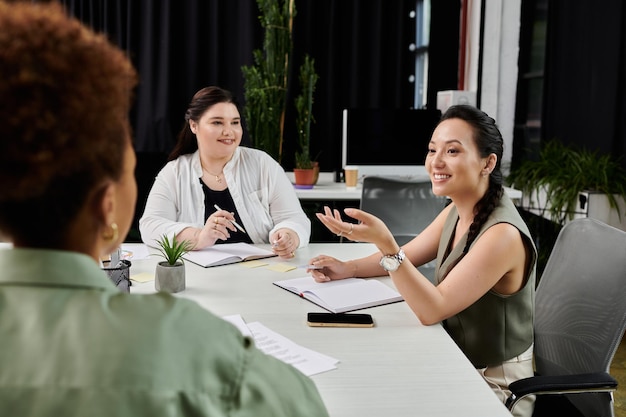 Dynamisches Gespräch zwischen drei professionellen Frauen in einem modernen Büro