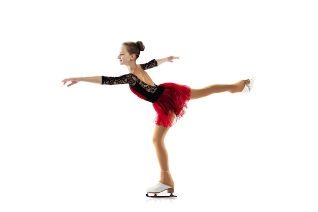 Dynamisches Porträt des Eiskunstläufertrainings des jungen Mädchens lokalisiert über weißem Hintergrund