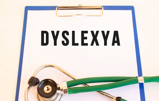 DYSLEXYA - texto en carpeta médica con documentos y estetoscopio