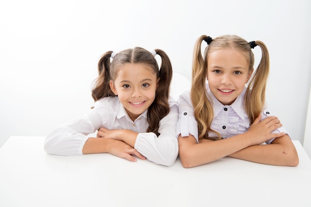 E aprendizaje. feliz infancia od lindas niñas. e learning para niñas aisladas en blanco.