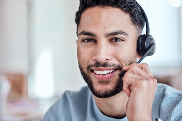 É aqui que realizamos sonhos foto de um jovem bonito trabalhando em um call center