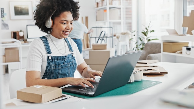 Foto e-commerce-arbeiter und laptop-musik mit kopfhörern für die organisationskonzentration im büro logistikplanung und kommunikationsfrau für lieferplan online mit frachtverteilung