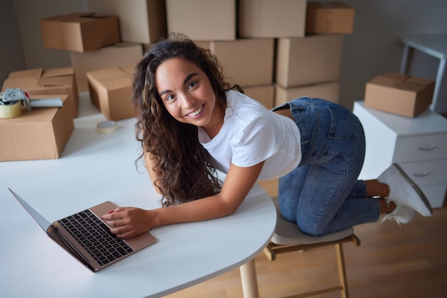 E-Commerce-Business-Arbeiter der jungen Frau im Büro