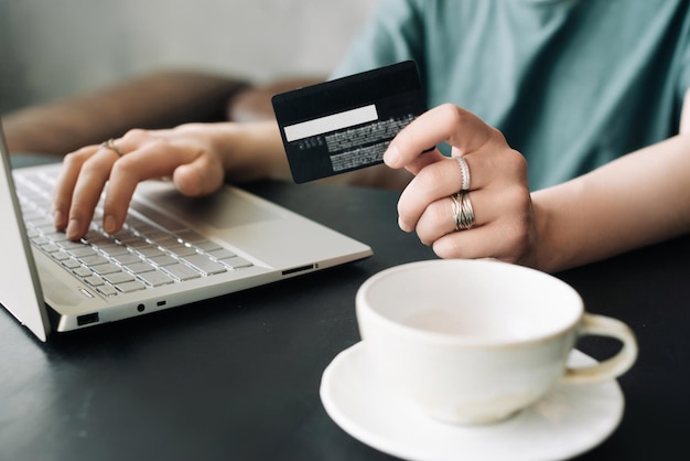 E-Commerce zu Hause Frau tätigt Online-Einkäufe mit Kreditkarte und Laptop, Internet-Banking, digitaler Konsum und Fernarbeitskonzept