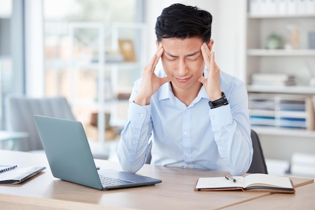 É demais. tiro de um jovem empresário que sofre de dor de cabeça no trabalho.