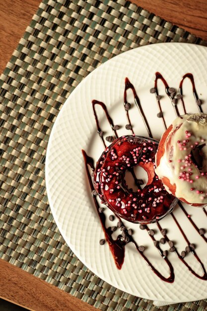 Foto e donuts doces e deliciosos em fundo branco