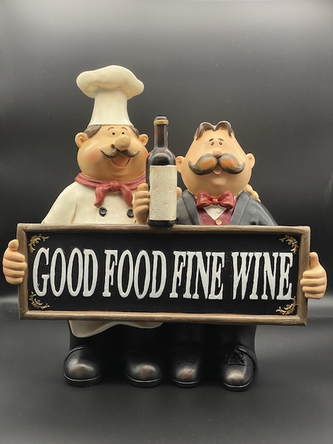 Foto e estatuetas de garçom segurando sinal de vinho fino de boa comida em fundo preto