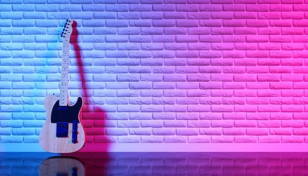 E-Gitarre gegen eine Backsteinmauer in Neonlicht, 3D-Illustration