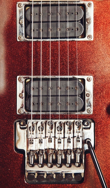 E-Gitarren-Detailansicht Zoom auf Floyd Rose Sehr geringe Schärfentiefe des angewendeten Filmeffekts des Bildes