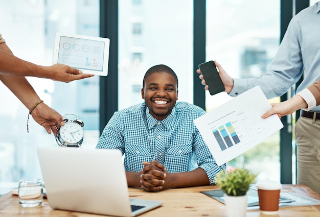 É importante ficar calmo e calmo foto de um jovem empresário parecendo calmo em um ambiente de escritório exigente