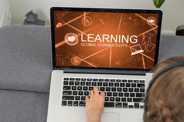 Foto e-learning e educação online para estudantes e universidades conceito. interface gráfica mostrando a tecnologia do curso de treinamento digital para que as pessoas façam aprendizado remoto de qualquer lugar.