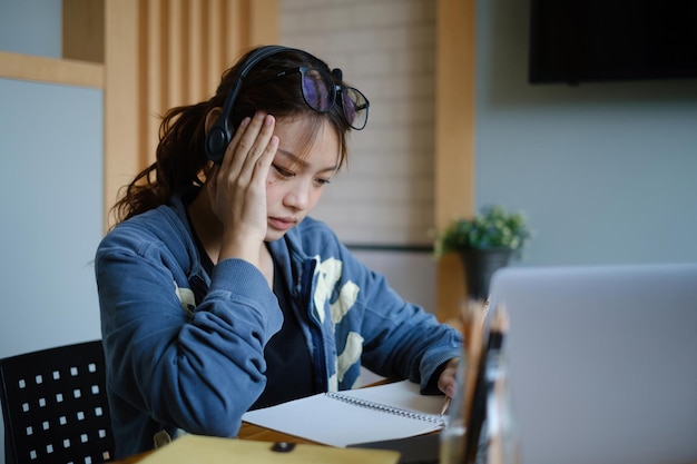 E-Learning Online-Bildung und soziale Distanzierung im Internet schützen vor COVID19-Viren-Konzept Asiatische Studentin Videokonferenz E-Learning mit Lehrer auf digitalem Tablet zu Hause