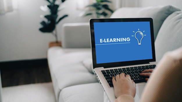 Foto e-learning studentin online-training zu hause lernen bildung studium prüfung tutor videokonferenz per webcam ecoaching-konzept