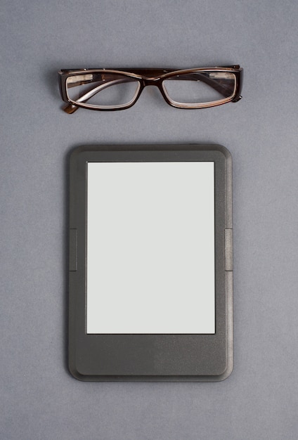 E-libro y gafas en gris