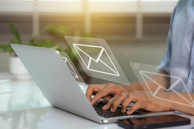 E-Mail-Benachrichtigung auf dem Laptop Geschäftsmann, der E-Mails oder digitale Newsletter von zu Hause aus an eine Kommunikationsverbindung im globalen Arbeitsplatz sendet