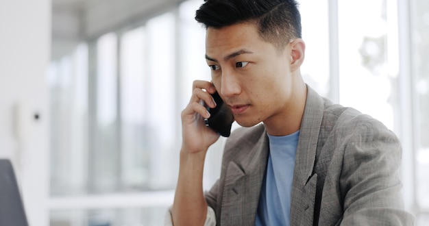 E-mail de telefonema e homem asiático planejando um laptop comunicação financeira e discussão de contabilidade em um telefone Conversa de estratégia e contador lendo em um pc enquanto fala em um celular