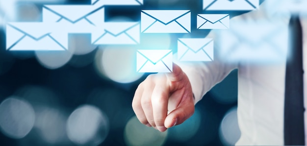 E-Mail-Konzept auf unscharfem Hintergrund