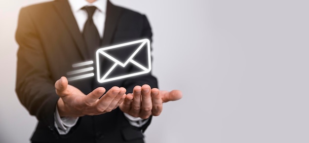 E-Mail-Marketing und Newsletter-Konzept. Kontaktieren Sie uns per Newsletter-E-Mail und schützen Sie Ihre persönlichen Daten vor Spam-Mail-Konzept. Schema des Direktverkaufs im Geschäft. Kundenliste zum Versand.