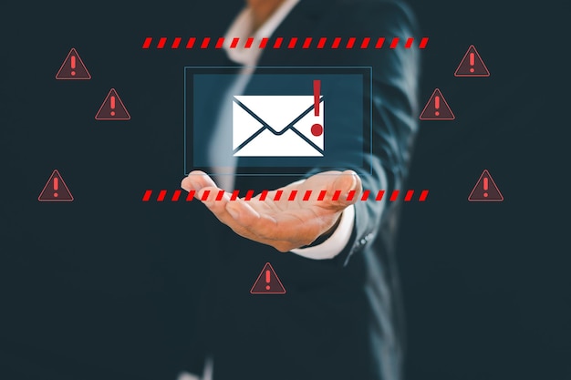 Foto e-mail notificação de intrusão hacking informação de perigo e-mail de spam na internet