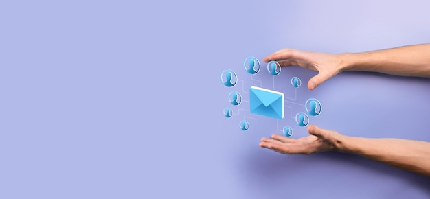 E-Mail- und Benutzersymbol, Zeichen, Symbolmarketing- oder Newsletter-Konzept, Diagramm. E-Mail senden. Massenmail. E-Mail- und SMS-Marketingkonzept. Schema des Direktverkaufs im Geschäft. Kundenliste zum Versand.