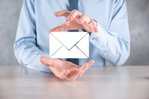 E-Mail- und Benutzersymbol, Zeichen, Symbolmarketing oder Newsletter-Konzept, Diagramm. E-Mail senden. Massenmail. E-Mail- und SMS-Marketingkonzept. Schema des Direktverkaufs in Unternehmen. Liste der Kunden für den Versand.