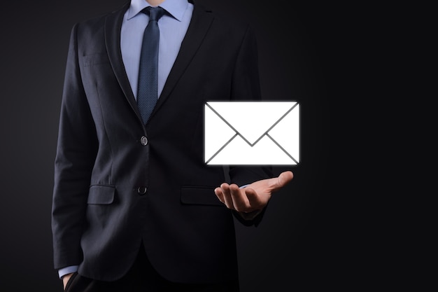 E-Mail- und Benutzersymbol, Zeichen, Symbolmarketing oder Newsletter-Konzept, Diagramm. E-Mail senden