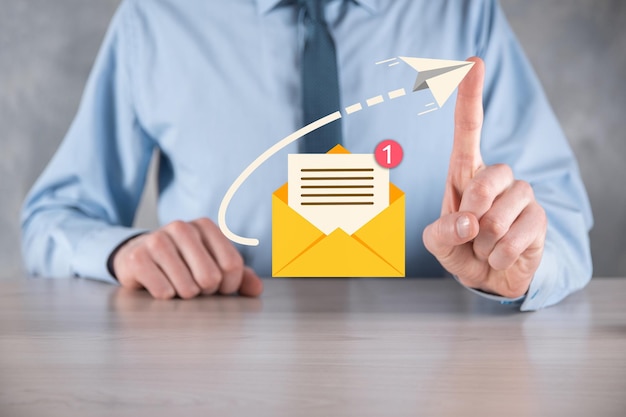 E-Mail- und Benutzersymbolzeichensymbol Marketing- oder Newsletter-KonzeptdiagrammE-Mail sendenMassenpostE-Mail- und SMS-Marketingkonzept Schema des Direktverkaufs in Unternehmen Liste der Kunden für den Versand