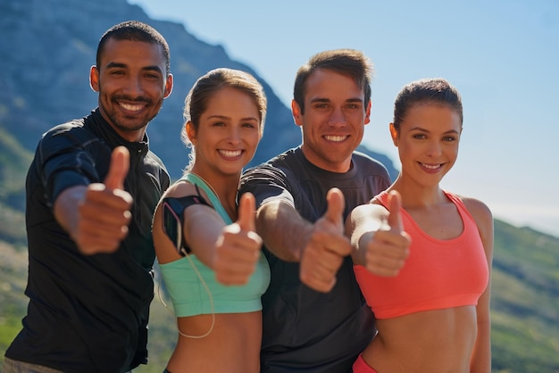 Foto É melhor se exercitar em grupos foto recortada de um grupo de fitness mostrando os polegares para cima