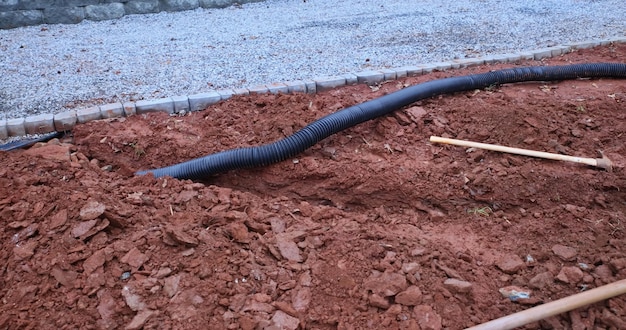 É necessário colocar tubo de drenagem para água da chuva no estacionamento coberto com cascalho com d