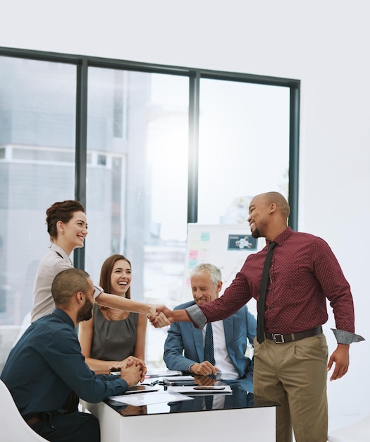 Foto É ótimo finalmente conhecê-lo foto de dois empresários apertando as mãos durante uma reunião na sala de reuniões