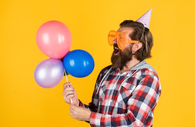 É perfeito feliz festa de celebração de feriado frequentador enlouquecendo se divertindo com balões prepare-se para o aniversário melhor gerente de eventos homem brutal na festa homem engraçado no chapéu de aniversário