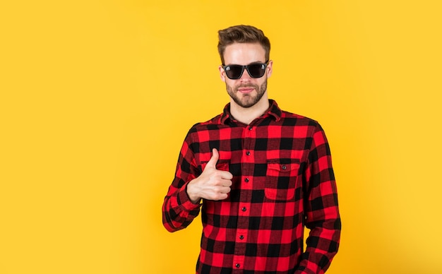 é perfeito. penteado bem arrumado. beleza masculina e aparência de moda. camisa xadrez para cara barbudo. homem bonito com barba com cerdas em óculos de sol. conceito de cabeleireiro. jovem e confiante.