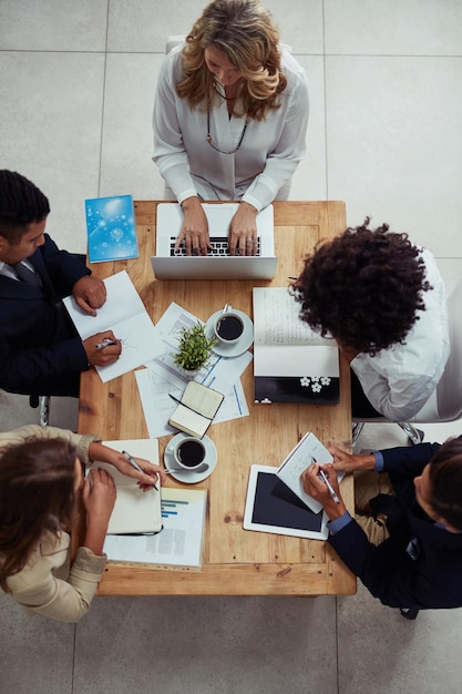 É preciso muito trabalho para fazer o sucesso acontecer foto de alto ângulo de um grupo de empresários tendo uma reunião em um escritório