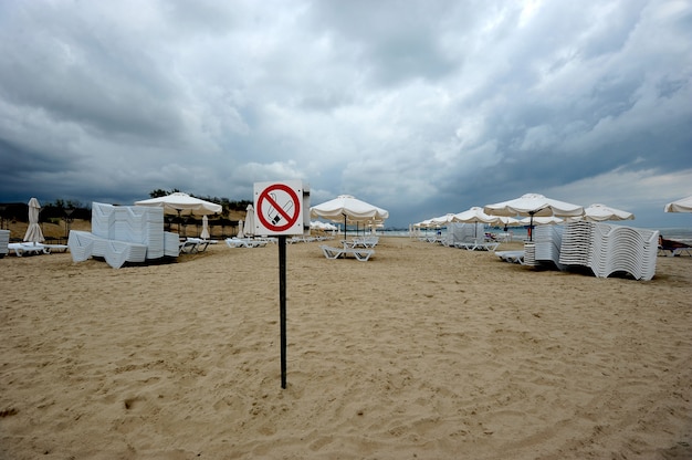 É proibido fumar em uma praia deserta de anapa