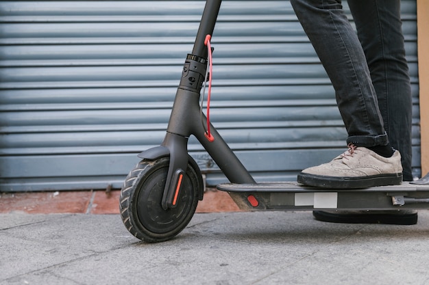 Foto e-roller-mitfahrer der ansicht von unten, der eine pause macht