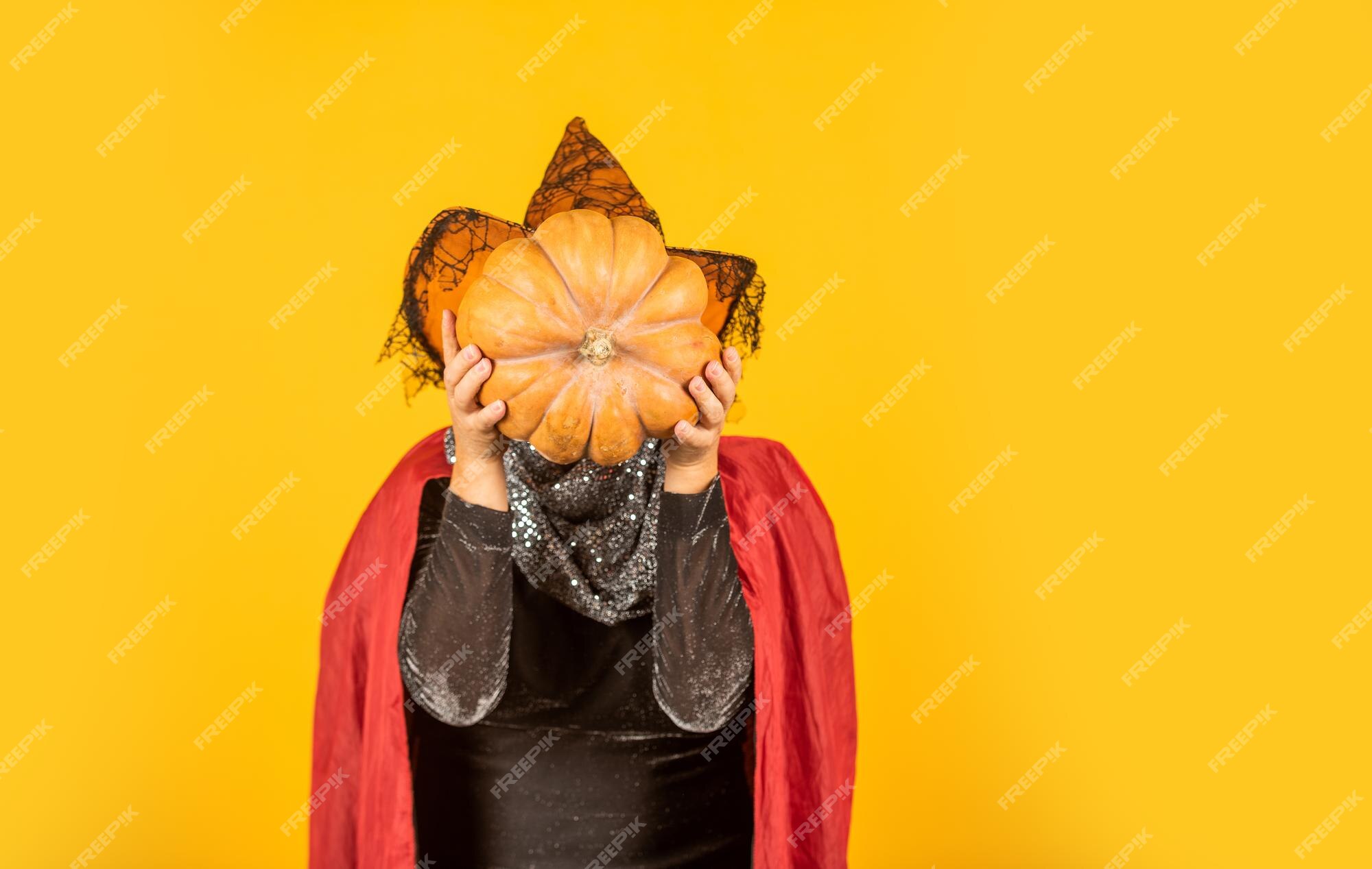 Sentindo medo. 31 de outubro. homem gótico com fantasia de halloween. homem  sênior segura abóbora. velho com capa e chapéu mágico. jack-o-lantern.  terror de fantasia de halloween. decoração de halloween e conceito