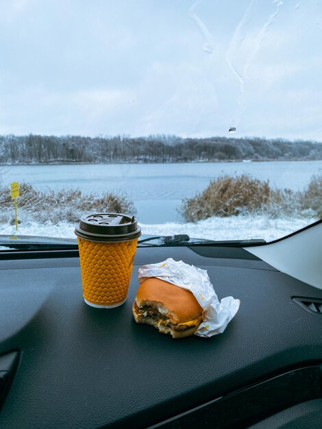 e uma caneca de café no painel do carro espaço de cópia