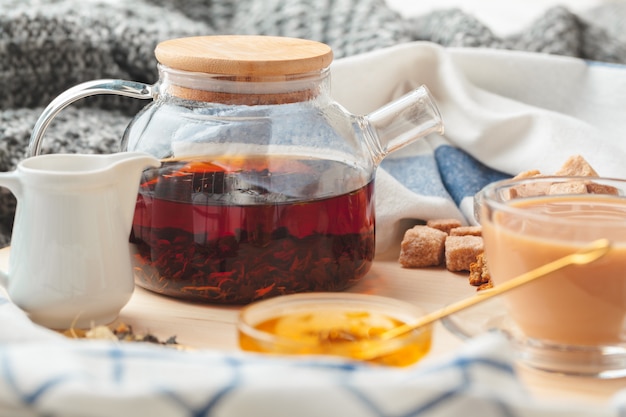 Earl Grey-Tee im Glasteetopf auf hölzernem Plattenabschluß oben