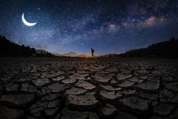 Earth Crack Landschaft mit Mond und Sternen