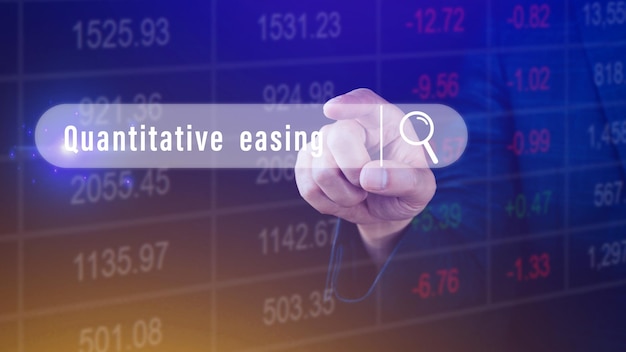 Easing quantitativo escrito na barra de pesquisa com os dados financeiros visíveis no fundo Conceito de easing quantitativo mercado de ações marketing online