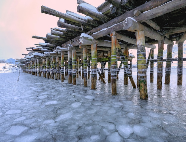 Ebbe. Alte Holzbrücke. Teriberka, Bezirk Murmansk. Kola Halbinsel. Russische Polarregion