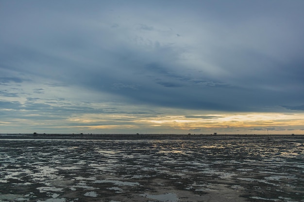 Ebbe, die am Abend ein Schlammmeer zeigt